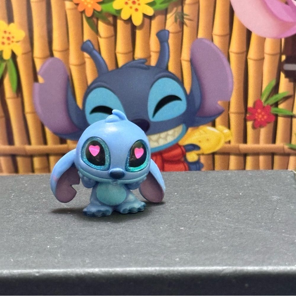 Disney Doorables Love Struck Stitch figure